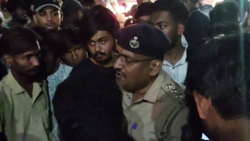 Uproar during demolition of Rokadiya Hanuman temple in Modasa Uproar during demolition of Rokadiya Hanuman temple in Modasa