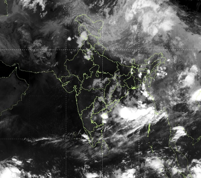  ભારતીય હવામાન વિભાગે માહિતી આપતા જણાવ્યું છે કે, દક્ષિણ અને પૂર્વ ભારતમાં ચોમાસું જોર પકડી રહ્યું છે. જ્યારે ઉત્તર અને મધ્ય ભારતના ઘણા ભાગોમાં ગરમી હજુ પણ પોતાનો પ્રભાવ બતાવી રહી છે. હવામાન વૈજ્ઞાનિકોનું કહેવું છે કે, અરબી સમુદ્ર અને બંગાળની ખાડી બંને તરફથી ભેજ વધવાને કારણે હવામાન ઝડપથી બદલાઈ રહ્યું છે.