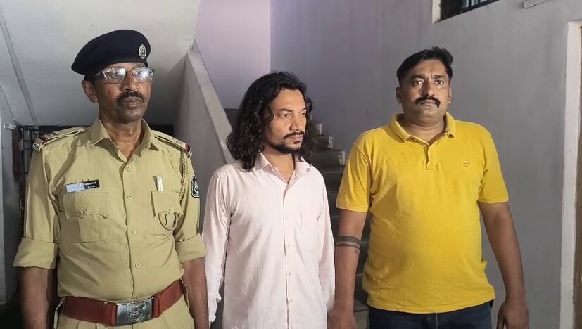  આ કેસમાં વધુ એક ચોંકાવનારો આક્ષેપ એ પણ સામે આવ્યો છે કે, આ દુષ્કર્મી ભૂવાએ કતારગામ અને અમરોલી વિસ્તારમાં પોતાના જેવા અનેક નકલી અને પાખંડી ભૂવાઓ તૈયાર કર્યા છે. ત્યારે હવે સવાલ એ ઉઠે છે કે, આવા લંપટ ભગત અને ભૂવાઓ ક્યાં સુધી યુવતીઓની લાજ લૂંટતા રહેશે. હાલ તો સિંગણપોર પોલીસે ગુનો નોંધીને આ પાખંડી ભૂવાની કુંડળી કાઢી આગળની કાર્યવાહી હાથ ધરી છે.