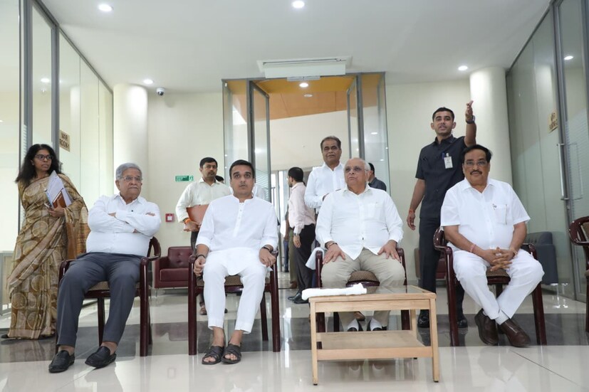 વિગતે વાત કરીએ તો, સુરત શહેરમાં ભારે વરસાદને કારણે સર્જાયેલા જળપ્રલય અને વેપારીઓ સહિત સ્થાનિકોમાં ફાટી નીકળેલા આક્રોશને પગલે ગુજરાત સરકાર સંપૂર્ણપણે એક્શન મોડમાં આવી ગઈ છે. આ મામલે સુરત મહાનગરપાલિકાની કચેરી ખાતે મુખ્યમંત્રી ભૂપેન્દ્ર પટેલની અધ્યક્ષતામાં અને કેન્દ્રીય જળશક્તિ મંત્રી સી.આર. પાટીલ તેમજ ગૃહ રાજ્યમંત્રી હર્ષ સંઘવીની સહ-ઉપસ્થિતિમાં એક હાઈ-લેવલ સમીક્ષા બેઠક યોજાઈ હતી. ટ્રિપલ આઈસી (IICC) ખાતે યોજાયેલી આ સંકલન બેઠકમાં મુખ્યમંત્રી ભૂપેન્દ્ર પટેલ અત્યંત આકરા પાણીએ જોવા મળ્યા હતા. પૂરની સ્થિતિ અને તંત્રની ઢીલી કામગીરીને લઈને તેમણે સુરત મનપાના ઉચ્ચ અધિકારીઓની જોરદાર ઝાટકણી કાઢી હતી.