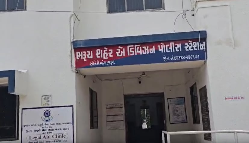 મહિલા પોલીસ મથકે નોંધાયેલી ફરિયાદ મુજબ, આરોપી મુંબઈ સ્થિત "અંજુમને તકદીરૂનીશા અલ ઇસ્લામીયા લીલ બનાત" મદ્રેસાનો ટ્રસ્ટી અને સંચાલક છે. ફરિયાદ અનુસાર, આરોપીએ યુવતીના પરિવાર સાથે વિશ્વાસનો સંબંધ કેળવી દીકરીના ધાર્મિક અને ઉચ્ચ શિક્ષણનો સમગ્ર ખર્ચ પોતે ઉઠાવવાની ખાતરી આપી હતી. પરિવાર વિશ્વાસમાં આવતા યુવતીને અભ્યાસ માટે મુંબઈ મોકલવામાં આવી હતી. મહિલા પોલીસ મથકે નોંધાયેલી ફરિયાદ મુજબ, આરોપી મુંબઈ સ્થિત "અંજુમને તકદીરૂનીશા અલ ઇસ્લામીયા લીલ બનાત" મદ્રેસાનો ટ્રસ્ટી અને સંચાલક છે. ફરિયાદ અનુસાર, આરોપીએ યુવતીના પરિવાર સાથે વિશ્વાસનો સંબંધ કેળવી દીકરીના ધાર્મિક અને ઉચ્ચ શિક્ષણનો સમગ્ર ખર્ચ પોતે ઉઠાવવાની ખાતરી આપી હતી. પરિવાર વિશ્વાસમાં આવતા યુવતીને અભ્યાસ માટે મુંબઈ મોકલવામાં આવી હતી.