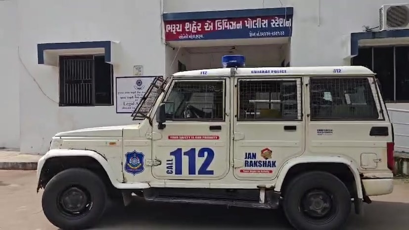 આખરે યુવતીએ સમગ્ર ઘટનાની જાણ પોતાના માતા-પિતાને કરી હતી. ત્યારબાદ મહિલા પોલીસ મથકે ફરિયાદ નોંધાઈ અને કેસની ગંભીરતાને ધ્યાનમાં રાખીને તપાસ શહેર એ-ડિવિઝન પોલીસને સોંપવામાં આવી. પીઆઈ આર. એમ. વસાવાના માર્ગદર્શન હેઠળ પોલીસ ટીમે મહારાષ્ટ્રમાં દરોડો પાડી આરોપીની મુંબઈમાંથી ધરપકડ કરી હતી. હાલ આરોપી બે દિવસના પોલીસ રિમાન્ડ પર છે અને પોલીસે કેસના તમામ પાસાઓની વધુ તપાસ શરૂ કરી છે. આખરે યુવતીએ સમગ્ર ઘટનાની જાણ પોતાના માતા-પિતાને કરી હતી. ત્યારબાદ મહિલા પોલીસ મથકે ફરિયાદ નોંધાઈ અને કેસની ગંભીરતાને ધ્યાનમાં રાખીને તપાસ શહેર એ-ડિવિઝન પોલીસને સોંપવામાં આવી. પીઆઈ આર. એમ. વસાવાના માર્ગદર્શન હેઠળ પોલીસ ટીમે મહારાષ્ટ્રમાં દરોડો પાડી આરોપીની મુંબઈમાંથી ધરપકડ કરી હતી. હાલ આરોપી બે દિવસના પોલીસ રિમાન્ડ પર છે અને પોલીસે કેસના તમામ પાસાઓની વધુ તપાસ શરૂ કરી છે.