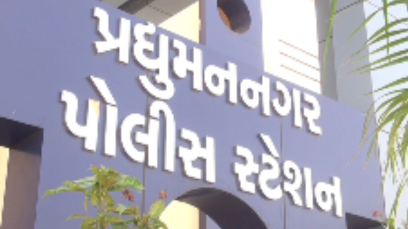 હાલ આ બનાવની પ્રાથમિક તપાસમાં મૃતક ઉમંગ બે ભાઈ અને એક બહેનમાં સૌથી નાનો હતો અને નાઝિરના મોટા ભાઈનો નજીકનો મિત્ર હોવાનું પણ સામે આવ્યું છે. ઉપરાંત આ હત્યા પાછળ પ્રેમપ્રકરણ કારણભૂત હોવાની આશંકા વ્યક્ત કરવામાં આવી રહી છે. ત્યારે પોલીસ તમામ સંભવિત પાસાઓને ધ્યાનમાં રાખીને તપાસ આગળ વધારી રહી છે. આમ હાલ મિત્રએ જ મિત્રનું ઢીમ ઢાળી દીધુ હોવાના આ ગંભીર કિસ્સામાં મૃતકના પરિવારજનોની ફરિયાદને આધારે તપાસ આગળ ધપાવી છે. જેથી આગામી સમયમાં આ મામલે વધુ ખુલાસા થઈ શકે છે, જેના પર સૌના નજર ટકેલી છે.