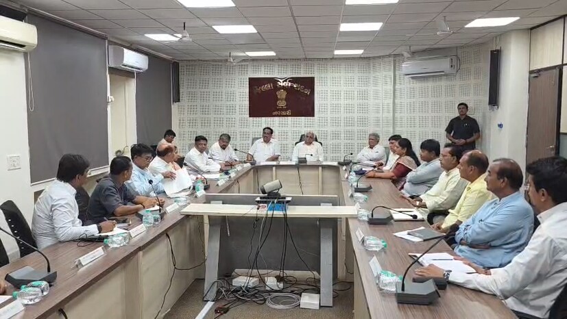  નોંધનીય છે કે, દક્ષિણ ગુજરાતમાં ભારે વરસાદ અને પૂરની સ્થિતિ વચ્ચે નવસારીના પણ હાલ બેહાલ થયા છે, ત્યારે સુરત બાદ મુખ્યમંત્રી ભૂપેન્દ્ર પટેલ અને સી. આર. પાટીલે નવસારી જિલ્લાની પણ મુલાકાત લીધી હતી. નવસારી કલેક્ટર કચેરી ખાતે મુખ્યમંત્રી ભૂપેન્દ્ર પટેલ અને કેન્દ્રીય જળ શક્તિ મંત્રી તેમજ નવસારીના સાંસદ સી. આર. પાટીલની સંયુક્ત અધ્યક્ષતામાં એક હાઈલેવલ સમીક્ષા બેઠક યોજાઈ ગઈ હતી. આ બેઠકમાં દક્ષિણ ગુજરાતના ઉચ્ચ વહીવટી અધિકારીઓ સહિત ધારાસભ્યો અને સાંસદો હાજર રહ્યા હતા, જ્યાં પૂરના કારણે સર્જાયેલી સ્થિતિ અને સ્થાનિક વિકાસ કાર્યો અંગે વહીવટી તંત્ર સાથે ગંભીર મંથન કરવામાં આવ્યું હતું. બેઠકનો મુખ્ય એજન્ડા નવસારી અને આસપાસના નીચાણવાળા વિસ્તારોમાં ભારે વરસાદને કારણે થયેલા નુકસાનની સમીક્ષા કરવાનો હતો. સ્થાનિક નેતાઓ દ્વારા પૂરના કારણે પ્રભાવિત થયેલા લોકો માટે વહેલી તકે સરકારી સહાય અને મોટા રાહત પેકેજની માંગ કરવામાં આવી છે, જેના પર મુખ્યમંત્રીએ સકારાત્મક પગલાં લેવાની ખાતરી આપી છે.