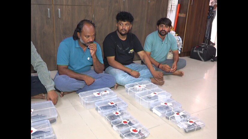  નાનામવા ગામ ફાયરિંગ-મર્ડર કેસની પણ તપાસ:<br />નોંધનીય છે કે, તાજેતરમાં નાના મવા ગામતળમાં થયેલા ચકચારી ફાયરિંગ વિથ મર્ડર કેસમાં પણ તપાસનો ધમધમાટ શરૂ થયો છે. ક્રાઇમ બ્રાન્ચે PI એમ.એલ. ડામોરના નેતૃત્વ હેઠળ SITની રચના કરી છે. PSI સી.બી. જાડેજા અને તેમની ટીમ હવે ઘટનાના મૂળ કારણથી લઈને હથિયારોના સ્ત્રોત અને આરોપીઓને મળેલી મદદ સુધીના તમામ પાસાઓની ઊંડાણપૂર્વક તપાસ કરી રહી છે. SIT દરેક એંગલથી તપાસ કરી રહી છે. હથિયારો ક્યાંથી આવ્યા, કોને મદદ કરી અને અન્ય કોઈ સંડોવણી છે કે નહીં તેની પણ તપાસ કરવામાં આવી રહી છે.