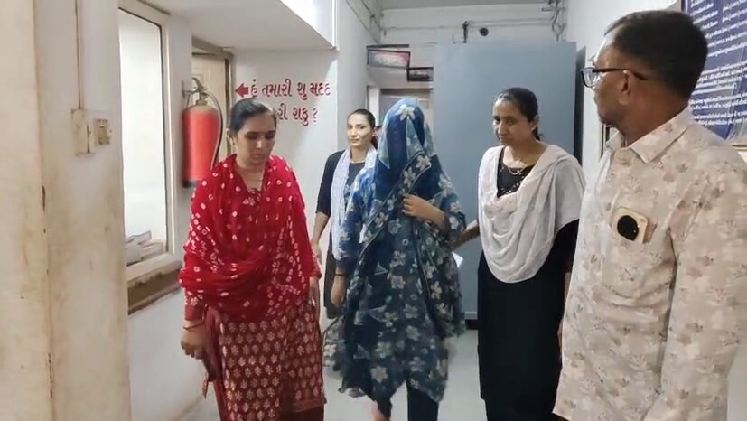 CCTV અને સાક્ષીની માહિતીથી ખુલ્યું કાવતરું - વિજાપુર પોલીસે સીસીટીવી ફૂટેજ ચેક કરતા એક નંબર પ્લેટ વગરની શંકાસ્પદ બ્રેઝા કાર નજરે પડી હતી. આ દરમિયાન એક મહત્વનો સાક્ષી પોલીસ સમક્ષ હાજર થયો અને તેણે જણાવ્યું કે, તેનો મિત્ર વિમલ પટેલ સીસીટીવી કેમેરા ફિટ કરવાના બહાને તેને ગાડીમાં બેસાડી ગયો હતો અને તેણે જ જાણીજોઈને એક્ટિવા સવારને ટક્કર મારી ગાડી ભગાવી મૂકી હતી.