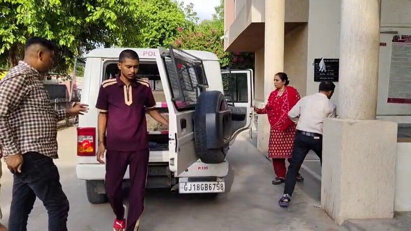 અકસ્માતમાં મોત બાદ તપાસે લીધો નવો વળાંક - 8 જુલાઈ 2026ના રોજ વિજાપુરના આનંદપુરા રોડ પર બનેલી આ ઘટના છે. રામમંદિર પાસે મેડિકલ સ્ટોર ચલાવતા વિનોદભાઈ મણીલાલ પટેલ પોતાના એક્ટિવા પર જઈ રહ્યા હતા, ત્યારે પાછળથી પૂરપાટ ઝડપે આવેલી એક સફેદ રંગની બ્રેઝા કારે તેમને જોરદાર ટક્કર મારી દીધી. અકસ્માત એટલો ભયાનક હતો કે વિનોદભાઈનું કમકમાટીભર્યું મોત નીપજ્યું અને કાર ચાલક ગાડી લઈને ફરાર થઈ ગયો. વિજાપુર પોલીસે અકસ્માતનો ગુનો નોંધી તપાસ શરૂ કરી, પણ પોલીસને અંદાજો નહોતો કે આ અકસ્માત પાછળ એક મોટું ગુનાહિત કાવતરું છુપાયેલું છે.
