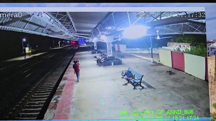 જેથી પીએસઆઈ રાણાએ તેને વારંવારની ચેતવણી આપી હતી. તે છતાં આરોપી અટક્યો ન હતો. જેથી પોલીસે સ્વ-બચાવમાં ગોળીબાર કર્યો હતો, જેમાં બે ગોળી વાગવાથી ગંભીર રીતે ઘાયલ થયેલા આરોપીનું કરમસદની શ્રીકૃષ્ણ મેડિકલ હોસ્પિટલમાં સારવાર દરમિયાન મોત નીપજ્યું હતું અને હાલ પોલીસ આ મામલે આગળની કાયદેસરની કાર્યવાહી કરી રહી છે.