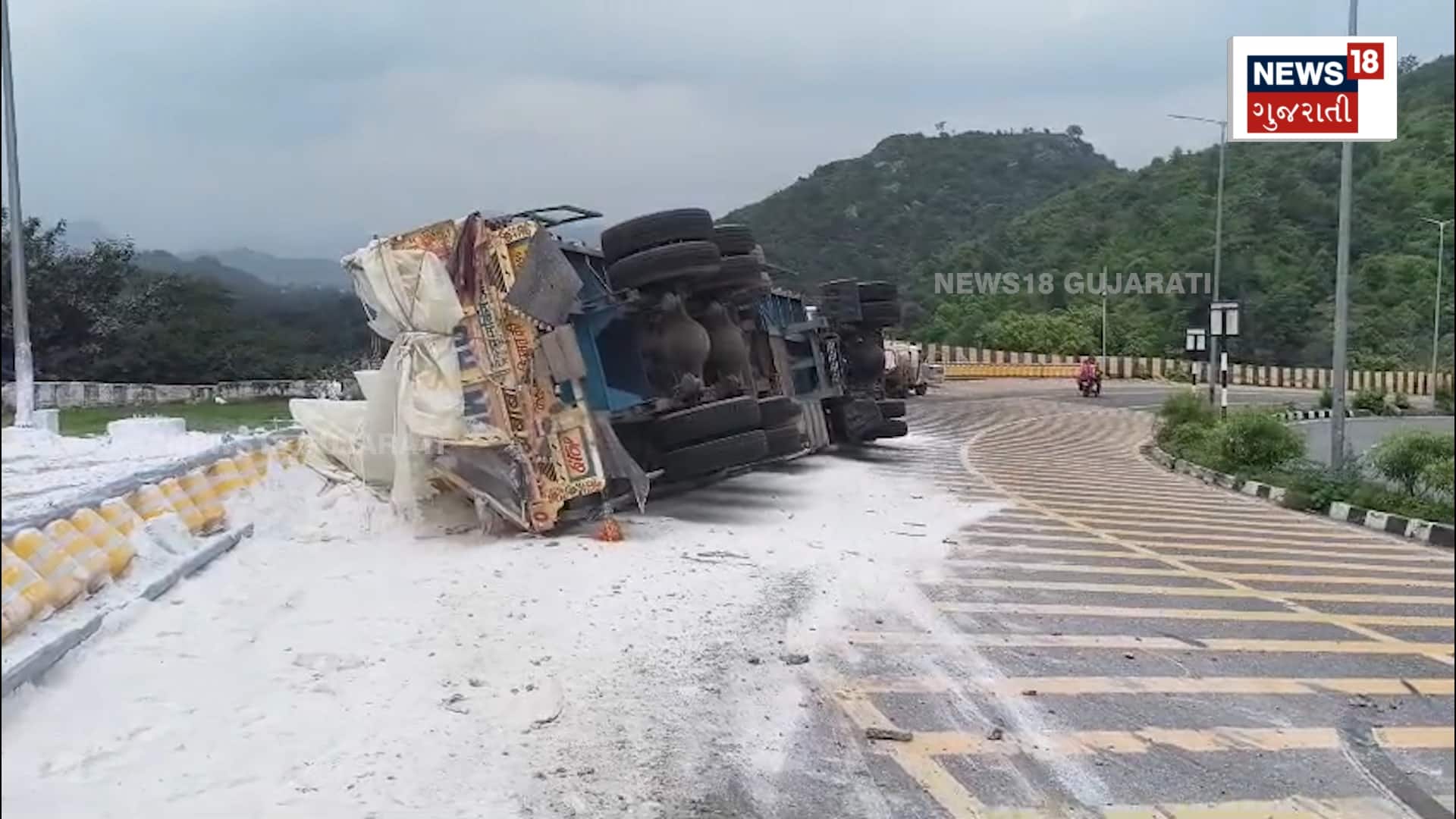 મારબલનો પાઉડર ભરેલી ટ્રક ગોથું ખાઈ ગઈ!