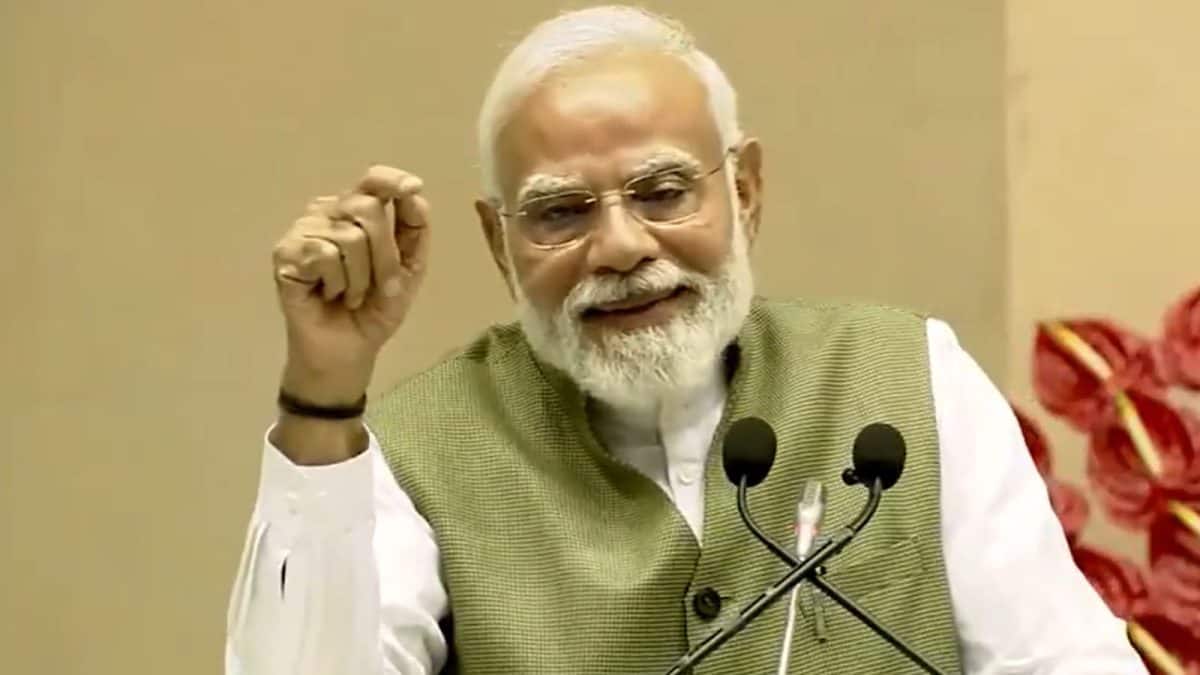 PM મોદીની Gen-Zને સલાહ: રીલ્સ છોડી આત્મકથા વાંચો