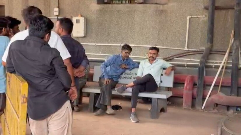 આ સમગ્ર ઘટનામાં સૌથી મહત્વની બાબત એ સામે આવી છે કે ઘટનાસ્થળેથી માતા અને પુત્રી બંનેના મોબાઇલ ફોન મળી આવ્યા નથી. બંને મૃતકોના મોબાઇલ ગાયબ હોવાના કારણે પોલીસની તપાસ વધુ ગંભીર બની છે. મોબાઇલ ફોનમાં રહેલી માહિતી, કોલ હિસ્ટ્રી, મેસેજ, સંપર્કો અને અન્ય ડિજિટલ વિગતો ઘટનાના રહસ્ય પરથી પડદો ઉઠાવવામાં મહત્વની સાબિત થઈ શકે છે. મોબાઇલ ફોન ગાયબ હોવાના કારણે પરિવારજનો દ્વારા પણ શંકા વ્યક્ત કરવામાં આવી છે. પરિવારનું કહેવું છે કે માતા અને પુત્રીની હત્યા કરવામાં આવી હોવાની આશંકા છે. જોકે, પોલીસ દ્વારા હાલ કોઈ એક સંભાવનાને અંતિમ માનવામાં આવી નથી. તમામ પાસાઓને ધ્યાનમાં રાખીને તપાસ કરવામાં આવી રહી છે.