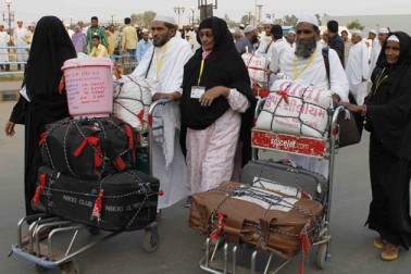 مسٹر نقوی نے کہا کہ اقلیتی امور کی وزارت آنے والے حج کے بہتر انتظام کی تیاری میں ابھی سے ہی وسیع پیمانے پر لگ گئی ہے تاکہ مکہ اور مدینہ میں حج کے دوران حاجیوں کو کسی بھی قسم کی دقت نہ ہو۔ مسٹر نقوی نے کہا کہ اقلیتی امور کی وزارت آنے والے حج کے بہتر انتظام کی تیاری میں ابھی سے ہی وسیع پیمانے پر لگ گئی ہے تاکہ مکہ اور مدینہ میں حج کے دوران حاجیوں کو کسی بھی قسم کی دقت نہ ہو۔