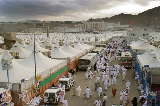 حج 2018 : وقوف عرفہ اور مزدلفہ میں شب گزاری کے بعد اب عازمین حج کے منیٰ پہنچنے کا سلسلہ جاری حج 2018 : وقوف عرفہ اور مزدلفہ میں شب گزاری کے بعد اب عازمین حج کے منیٰ پہنچنے کا سلسلہ جاری
