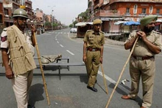 راجستھان : مذہبی مقام پر قبضہ کو لے کر فرقہ وارانہ تنازع ، آگ زنی اور پتھراو، پانچ زخمی ، کرفیو نافذ راجستھان : مذہبی مقام پر قبضہ کو لے کر فرقہ وارانہ تنازع ، آگ زنی اور پتھراو، پانچ زخمی ، کرفیو نافذ