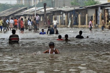 چنئی کے سادياپیٹ علاقے میں واقع نچلے علاقوں میں پھنسے لوگوں کو نکالنے کے لئے بحریہ کو تعینات کیا گیا ہے۔ چنئی کے سادياپیٹ علاقے میں واقع نچلے علاقوں میں پھنسے لوگوں کو نکالنے کے لئے بحریہ کو تعینات کیا گیا ہے۔