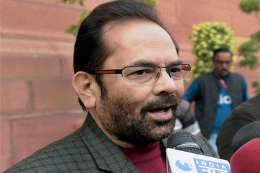 اس ہنر ہاٹ میں مختلف ریاستوں میں اقلیتی طبقے کے ہنرمندوں کے ہاتھوں تیار کردہ مصنوعات کی نمائش کی گئی ہے جن میں کپڑے، زردوزی، زری ، پیتل کا ساز و سامان، بانس، جوٹ کا ساز و سامان، شیشے کی مصنوعات ، چوڑیاں اور گھریلو استعمال کی دیگر اشیا کی نمائش لگائی گئی ہے۔<br />’’ہنرہاٹ‘‘ میں بہت سے چیزیں موقع پر ہی تیار کرکے لوگوں کو دکھائی جارہی ہیں جو عام لوگوں کے لئے کشش کا مرکز بنی ہوئی ہیں۔ فائل فوٹو۔ اس ہنر ہاٹ میں مختلف ریاستوں میں اقلیتی طبقے کے ہنرمندوں کے ہاتھوں تیار کردہ مصنوعات کی نمائش کی گئی ہے جن میں کپڑے، زردوزی، زری ، پیتل کا ساز و سامان، بانس، جوٹ کا ساز و سامان، شیشے کی مصنوعات ، چوڑیاں اور گھریلو استعمال کی دیگر اشیا کی نمائش لگائی گئی ہے۔<br />’’ہنرہاٹ‘‘ میں بہت سے چیزیں موقع پر ہی تیار کرکے لوگوں کو دکھائی جارہی ہیں جو عام لوگوں کے لئے کشش کا مرکز بنی ہوئی ہیں۔ فائل فوٹو۔