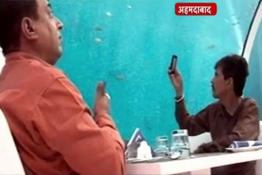 اس ریستوران میں فی الحال 4 ہزار رنگ برنگی مچھلیاں ہیں جنہیں تقریبا 2 لاکھ لیٹر پانی میں ڈالا گیا ہے۔ آگے چل کر مچھلیوں کی تعداد 60 ہزار تک لے جانے کا منصوبہ ہے۔ اس ریستوران میں فی الحال 4 ہزار رنگ برنگی مچھلیاں ہیں جنہیں تقریبا 2 لاکھ لیٹر پانی میں ڈالا گیا ہے۔ آگے چل کر مچھلیوں کی تعداد 60 ہزار تک لے جانے کا منصوبہ ہے۔