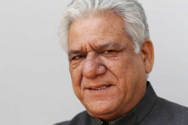 حال ہی میں اوم پوری فوج پر دیے گئے بیان کی وجہ سے شہ سرخیوں میں رہے تھے۔ ایک ٹی وی ڈبیٹ شو کے دوران اوم پوری نے کہا تھا کہ شہیدوں سے کس نے کہا تھا کہ فوج میں بھرتی هوں جس كے بعد ان کے خلاف کیس تک درج کیا گیا تھا۔ بیان دینے کے بعد اوم پوری کو افسوس ہوا اور بارہمولہ دہشت گرد حملے میں شہید ہوئے نتن یادو کے گھر اہل خانہ سے ملاقات کے دوران وہ پھوٹ پھوٹ کر رو پڑے تھے۔ حال ہی میں اوم پوری فوج پر دیے گئے بیان کی وجہ سے شہ سرخیوں میں رہے تھے۔ ایک ٹی وی ڈبیٹ شو کے دوران اوم پوری نے کہا تھا کہ شہیدوں سے کس نے کہا تھا کہ فوج میں بھرتی هوں جس كے بعد ان کے خلاف کیس تک درج کیا گیا تھا۔ بیان دینے کے بعد اوم پوری کو افسوس ہوا اور بارہمولہ دہشت گرد حملے میں شہید ہوئے نتن یادو کے گھر اہل خانہ سے ملاقات کے دوران وہ پھوٹ پھوٹ کر رو پڑے تھے۔