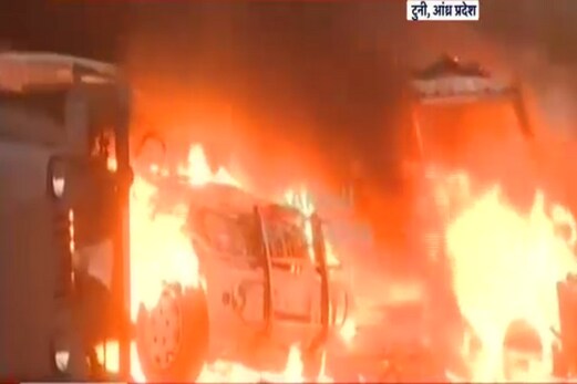 ریزرویشن کی مانگ کر رہے لوگوں نے رتناچل ایکسپریس کی 8 بوگیوں کو کیا نذر آتش ریزرویشن کی مانگ کر رہے لوگوں نے رتناچل ایکسپریس کی 8 بوگیوں کو کیا نذر آتش
