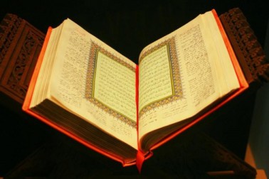 سعودی عرب کے بنیادی آئین کے آرٹیکل ایک میں اس بات پر زور دیا گیا ہے کہ مقدس کتاب قرآن کریم اور پیغمبر اسلام ہی اس کا آئین ہے ۔ یہ ملک شریعت کے مطابق چلتا ہے۔ سعودی عرب کے بنیادی آئین کے آرٹیکل ایک میں اس بات پر زور دیا گیا ہے کہ مقدس کتاب قرآن کریم اور پیغمبر اسلام ہی اس کا آئین ہے ۔ یہ ملک شریعت کے مطابق چلتا ہے۔