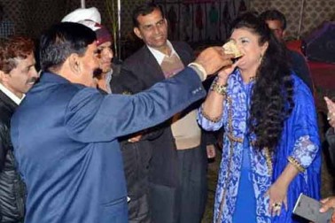 خیال رہے کہ دو فروری کو یوتھ پنجابی سروس کمیٹی نے ایک پروگرام منعقد کیا تھا، جس میں وہ رقاصہ پر پانچ سو کے نوٹ اڑاتے ہوئے دکھائی دیئے۔ تاہم ان کی یہ تصاویر متنازعہ بیان کے بعد وائرل ہوئی ہیں۔ لوگوں نے اس معاملے پر سوشل میڈیا پر ان کی جم کر تنقید کی ہے۔ خیال رہے کہ دو فروری کو یوتھ پنجابی سروس کمیٹی نے ایک پروگرام منعقد کیا تھا، جس میں وہ رقاصہ پر پانچ سو کے نوٹ اڑاتے ہوئے دکھائی دیئے۔ تاہم ان کی یہ تصاویر متنازعہ بیان کے بعد وائرل ہوئی ہیں۔ لوگوں نے اس معاملے پر سوشل میڈیا پر ان کی جم کر تنقید کی ہے۔