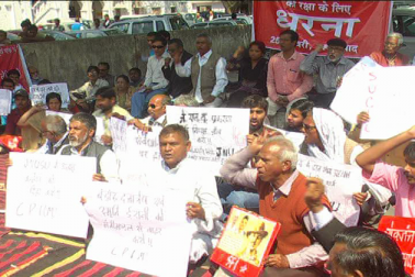 تیکھی جھڑپ کےدوران وکلا نے جلسے میں موجود لوگوں کی پٹائی کرنی شروع کر دی ۔ وکیلوں کے ہجوم نے وہاں موجود میڈیا کے بعض افراد کے ساتھ بھی بدسلوکی کی ۔ تیکھی جھڑپ کےدوران وکلا نے جلسے میں موجود لوگوں کی پٹائی کرنی شروع کر دی ۔ وکیلوں کے ہجوم نے وہاں موجود میڈیا کے بعض افراد کے ساتھ بھی بدسلوکی کی ۔