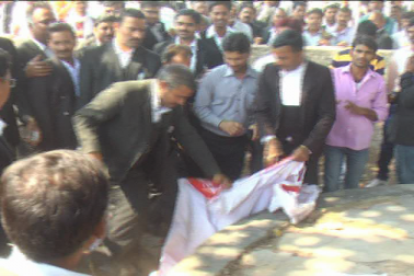 وکیلوں نے میڈیا کو تصویر نہیں لینے دی۔ وکیلوں کے حملے کا شکار ہونے والے بائیں بازو کے افراد نے حملے کی سخت مذمت کی ہے ۔ وکیلوں نے میڈیا کو تصویر نہیں لینے دی۔ وکیلوں کے حملے کا شکار ہونے والے بائیں بازو کے افراد نے حملے کی سخت مذمت کی ہے ۔