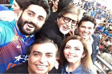 کولکتہ کے ایڈن گارڈن پر ٹی 20 ورلڈ کپ میں ہفتہ کو ہونے والے میچ میں ہندوستان نے پاکستان کو چھ وکٹوں سے شکست دی ۔ اس میچ کو دیکھنے کے لئے 90 ہزار سے بھی زیادہ ناظرین موجود تھے ۔ ان شائقین میں سچن تندولکر، امیتابھ بچن، ابھیشیک بچن، ممتا بنرجی سمیت متعدد فلم اداکار اور دیگ بڑی ہستیاں بھی شامل تھیں ۔ کولکتہ کے ایڈن گارڈن پر ٹی 20 ورلڈ کپ میں ہفتہ کو ہونے والے میچ میں ہندوستان نے پاکستان کو چھ وکٹوں سے شکست دی ۔ اس میچ کو دیکھنے کے لئے 90 ہزار سے بھی زیادہ ناظرین موجود تھے ۔ ان شائقین میں سچن تندولکر، امیتابھ بچن، ابھیشیک بچن، ممتا بنرجی سمیت متعدد فلم اداکار اور دیگ بڑی ہستیاں بھی شامل تھیں ۔