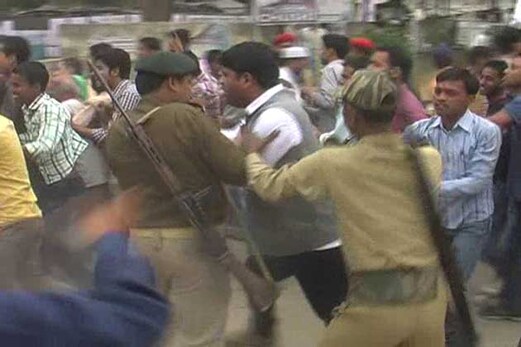 کنہیا کی حمایت میں منعقدہ پروگرام میں جے این یو بول رہا ہوں میں جم کر ہنگامہ آرائی کنہیا کی حمایت میں منعقدہ پروگرام میں جے این یو بول رہا ہوں میں جم کر ہنگامہ آرائی