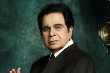 بالی ووڈ کے شہنشاہ جذبات دلیپ کمار 93 سال کے ہیں۔ دلیپ کمار کی طبیعت بگڑنے کے بعد انہیں ممبئی کے لیلاوتی ہسپتال میں بھرتی کرایا گیا ہے۔ دلیپ کمار وہ ستارے ہیں جن کو بالی ووڈ کے کئی سپر اسٹار اپنا رول ماڈل مانتے ہیں۔ دلیپ نے اپنے کیریئر میں ایک سے بڑھ کر ایک فلمیں دی ہیں۔ تصویروں سے جانیں ان کی زندگی سے جڑی کچھ ایسی باتیں جو آپ نہیں جانتے ہوں گے۔ بالی ووڈ کے شہنشاہ جذبات دلیپ کمار 93 سال کے ہیں۔ دلیپ کمار کی طبیعت بگڑنے کے بعد انہیں ممبئی کے لیلاوتی ہسپتال میں بھرتی کرایا گیا ہے۔ دلیپ کمار وہ ستارے ہیں جن کو بالی ووڈ کے کئی سپر اسٹار اپنا رول ماڈل مانتے ہیں۔ دلیپ نے اپنے کیریئر میں ایک سے بڑھ کر ایک فلمیں دی ہیں۔ تصویروں سے جانیں ان کی زندگی سے جڑی کچھ ایسی باتیں جو آپ نہیں جانتے ہوں گے۔