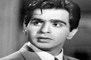 دلیپ کمار کے 12 بھائی بہن تھے۔ ان کے والد پشاور میں پھل کے کاروباری تھے۔ دلیپ فلموں سے پہلے پنے میں پھلوں کا کاروبار کرتے تھے۔ دلیپ کمار کے 12 بھائی بہن تھے۔ ان کے والد پشاور میں پھل کے کاروباری تھے۔ دلیپ فلموں سے پہلے پنے میں پھلوں کا کاروبار کرتے تھے۔