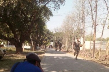 اس سلسلے میں ضلع مجسٹریٹ انیتا شریواستو نے ’یو این آئی ‘کو بتایا کہ صبح سات بجے قیدیوں کے دو گروپوں میں کسی بات پرکہا سنی ہو گئی تھی۔ معاملے کو سرد کرنے کے لیے پولیس نے جیل میں داخل ہوکر کر طاقت کا استعمال کیا اور معاملے کو سنبھال لیا ہے۔ اب وہاں حالات بہتر ہیں اور پوری طرح قابو میں بھی ہیں۔ اس سلسلے میں ضلع مجسٹریٹ انیتا شریواستو نے ’یو این آئی ‘کو بتایا کہ صبح سات بجے قیدیوں کے دو گروپوں میں کسی بات پرکہا سنی ہو گئی تھی۔ معاملے کو سرد کرنے کے لیے پولیس نے جیل میں داخل ہوکر کر طاقت کا استعمال کیا اور معاملے کو سنبھال لیا ہے۔ اب وہاں حالات بہتر ہیں اور پوری طرح قابو میں بھی ہیں۔