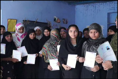 فیض النسا نے بتایا کہ وہ 21سال سے مسلم لڑکیو ں کو خود کفیل بنانے کا کام کر رہی ہیں۔ لڑکیوں کی ٹریننگ مکمل ہونے کے بعد حکومت کی جانب سے انہیں سندیں دی جاتی ہیں اور پھر انہیں روزگار سے بھی جوڑا جاتا ہے۔ فیض النسا نے بتایا کہ وہ 21سال سے مسلم لڑکیو ں کو خود کفیل بنانے کا کام کر رہی ہیں۔ لڑکیوں کی ٹریننگ مکمل ہونے کے بعد حکومت کی جانب سے انہیں سندیں دی جاتی ہیں اور پھر انہیں روزگار سے بھی جوڑا جاتا ہے۔
