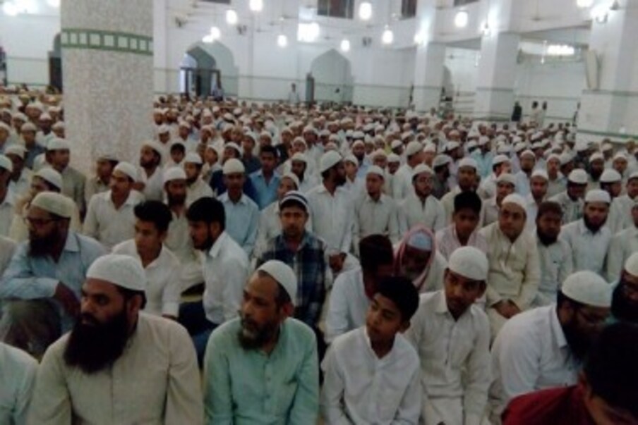  سینکڑوں کی تعداد میں موجود طلبہ اور مقامی افراد نے ان کی اقتدا میں نماز ادا کی۔