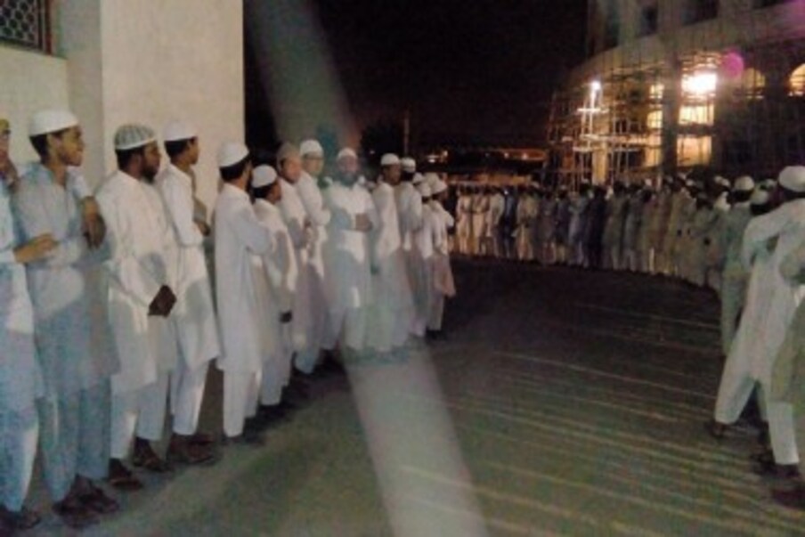  امام حرم کے استقبال کے لئے جامعہ اسلامیہ سنابل کے طلبہ بڑی تعداد میں سڑک کے دونوں طرف کھڑے تھے۔