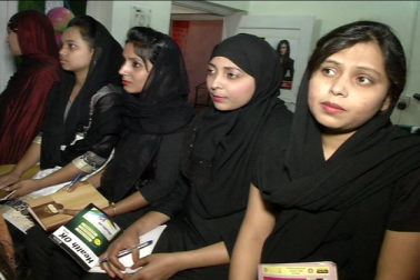 خوشبو خان کو ان کی کاوشوں کےاعتراف میں کئی فلاحی اور سماجی تنظیموں کے ذریعہ اعزازات سے نوازا گیا ہے۔ خوشبو کی کوششوں سے سینکڑوں خواتین کو نہ صرف اردو و دیگر تعلیم حاصل کرنے میں مدد مل رہی ہے ، بلکہ مختلف طرح کے ہنر سے بھی آراستہ ہونے کا موقع مل رہا ہے۔ خوشبو خان کو ان کی کاوشوں کےاعتراف میں کئی فلاحی اور سماجی تنظیموں کے ذریعہ اعزازات سے نوازا گیا ہے۔ خوشبو کی کوششوں سے سینکڑوں خواتین کو نہ صرف اردو و دیگر تعلیم حاصل کرنے میں مدد مل رہی ہے ، بلکہ مختلف طرح کے ہنر سے بھی آراستہ ہونے کا موقع مل رہا ہے۔