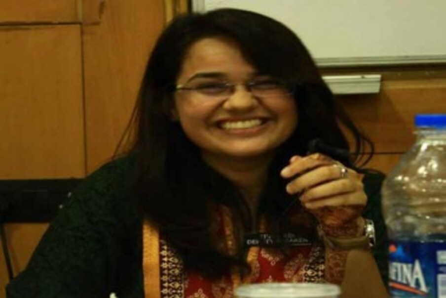  کہا جاتا ہے کہ اگر حوصلہ اور لگن ہے تو کسی بھی منزل کو حاصل کرنے کی کوشش اکثر کامیاب ہو جاتی ہے۔ کچھ اسی طرح کامیابی پائی ہے ٹینا ڈابی ہے۔ انہوں نے منگل کو یو پی ایس سی امتحان ٹاپ کیا ہے۔ سب سے بڑی بات یہ ہے کہ انہوں نے کامیابی کی یہ اونچائی محض 22 سال کی عمر میں فتح کر لی ہے۔ انہوں نے اپنی لگن اور محنت سے پہلی ہی کوشش میں امتحان پاس کیا ہے۔ جب انہوں نے اپنا رزلٹ دیکھا تو انہیں یقین نہیں ہو رہا تھا کہ جو سب سے اوپر لسٹ میں نام ہے کیا واقعی ان ہی کا ہے۔ اگلی سلائڈ میں پڑھیں ٹینا کے بارے میں کئی اور معلومات۔