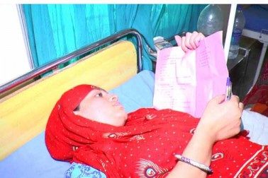 ایک حاملہ عورت کے اس جذبے کو کون نہیں سلام کرنا چاہے گا۔ اس جذبے کے ذریعہ اٹھائے گئے اقدامات سے ہر ایک طالب علم کو سیکھنا چاہئے۔ اگر آپ امتحان دینے جاتے ہیں تو اس وقت بہت فکر مند رہتے ہیں، لیکن اس خبر کو پڑھنے کے بعد آپ کو حوصلہ اور جرات دونوں مل سکتے ہیں۔ معاملہ راجستھان کے جھنجھنو ضلع کا ہے جہاں ایک حاملہ خاتون نے پڑھائی کا ایک سال ضائع نہ ہو اس کے لئے وہ کیا جو آپ سوچ بھی نہیں سکتے۔ اگلی سلائڈ میں پڑھیں حاملہ عورت کے اس جذبے کی پوری کہانی۔ ایک حاملہ عورت کے اس جذبے کو کون نہیں سلام کرنا چاہے گا۔ اس جذبے کے ذریعہ اٹھائے گئے اقدامات سے ہر ایک طالب علم کو سیکھنا چاہئے۔ اگر آپ امتحان دینے جاتے ہیں تو اس وقت بہت فکر مند رہتے ہیں، لیکن اس خبر کو پڑھنے کے بعد آپ کو حوصلہ اور جرات دونوں مل سکتے ہیں۔ معاملہ راجستھان کے جھنجھنو ضلع کا ہے جہاں ایک حاملہ خاتون نے پڑھائی کا ایک سال ضائع نہ ہو اس کے لئے وہ کیا جو آپ سوچ بھی نہیں سکتے۔ اگلی سلائڈ میں پڑھیں حاملہ عورت کے اس جذبے کی پوری کہانی۔