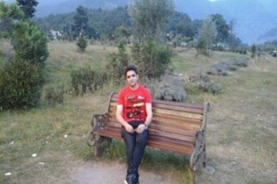  کشمیر کے اننت ناگ ضلع کے مٹٹن کے دیوی پورا رہائشی 23 سال کے عامر نے یونین پبلک سروس کمیشن (یو پی ایس سی) کے امتحان 2015 میں دوسرا رینک حاصل کر جموں و کشمیر کا نام روشن کیا اور یہاں کے لوگوں کے لئے نئی مثال سامنے رکھ دی۔ خاص بات یہ ہے کہ عامر نے مسلسل دوسری بار اس امتحان میں پاس ہونے کا کارنامہ انجام دیا ہے۔ پہلی بار 2014 کی سول سروس میں پہلی ہی کوشش میں 560 واں رینک حاصل کیا تھا۔ لیکن وہ اس سے خوش نہیں تھے۔ انہوں نے پھر کوشش کی اور اس بار دوسرا مقام حاصل کیا۔