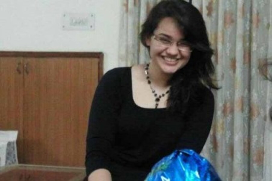  ان کی اس کامیابی سے ٹینا کے دادا دادی انتہائی خوش ہیں۔ بتایا جا رہا ہے کہ ٹینا اکثر اپنے دادا دادی سے ملنے جے پور آتی رہتی ہیں اور رزلٹ آنے کے بعد ٹینا نے اپنے دادا سے فون پر بھی بات بھی کی ہے۔