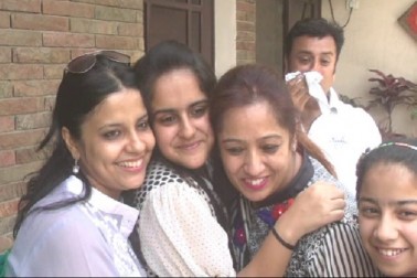 بیٹیوں کے اس کمال کے بعد ان دونوں ذہین طالبات کے گھر مبارک باد دینے والوں کا تانتا لگ گیا، وہیں پہووا کے ٹیگور پبلک اسکول نے اسکول کا نام روشن کرنے والی طالبہ کو 1 لاکھ روپے کا انعام دینے کا اعلان کیا ہے۔ بیٹیوں کے اس کمال کے بعد ان دونوں ذہین طالبات کے گھر مبارک باد دینے والوں کا تانتا لگ گیا، وہیں پہووا کے ٹیگور پبلک اسکول نے اسکول کا نام روشن کرنے والی طالبہ کو 1 لاکھ روپے کا انعام دینے کا اعلان کیا ہے۔