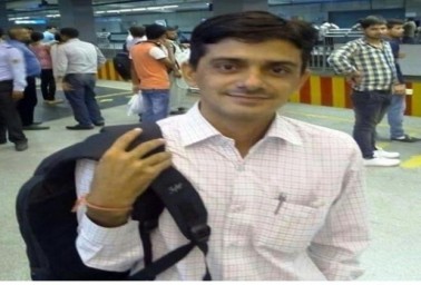 یہ ہیں راجستھان کے ریگستانی ضلع باڑمیرکے كھیتارام۔ کسان کے اس بیٹے کو پانچویں بار میں کامیابی ہاتھ لگی ہے۔ كھیتارام کو 739 واں رینک حاصل ہوا ہے۔ كھیتارام کے والد هركھارام کسان ہیں اور انہوں نے مشکل حالات میں اپنے بیٹے کو تعلیم دلائی ہے۔ بايتو کے بھيمڈا گاؤں کے رہائشی كھیتارام کے آئی اے ایس بننے کی خبر کے بعد سے پورے علاقے میں خوشی کی لہر دوڑ گئی ہے۔ اگلی سلائڈ میں پڑھیں، جے پور کی گندھروا راٹھور نے بنائی ٹاپ -100 میں جگہ۔ یہ ہیں راجستھان کے ریگستانی ضلع باڑمیرکے كھیتارام۔ کسان کے اس بیٹے کو پانچویں بار میں کامیابی ہاتھ لگی ہے۔ كھیتارام کو 739 واں رینک حاصل ہوا ہے۔ كھیتارام کے والد هركھارام کسان ہیں اور انہوں نے مشکل حالات میں اپنے بیٹے کو تعلیم دلائی ہے۔ بايتو کے بھيمڈا گاؤں کے رہائشی كھیتارام کے آئی اے ایس بننے کی خبر کے بعد سے پورے علاقے میں خوشی کی لہر دوڑ گئی ہے۔ اگلی سلائڈ میں پڑھیں، جے پور کی گندھروا راٹھور نے بنائی ٹاپ -100 میں جگہ۔