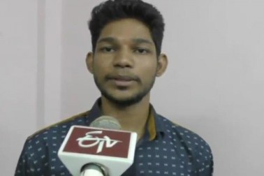 کہتے ہیں کہ ذہن میں کچھ کر گزرنے کی مضبوط قوت اردای ہو تو راستے میں آنے والی بڑی سے بڑی مشکلات بھی آسان ہو جاتی ہیں۔ جی ہاں، راجستھان کے باراں شہر کے جھالاواڑ روڈ رہائشی گدڑی کے لال وکاس ورما نے یونین پبلک سروس کمیشن(آئی اے ایس) میں 970 واں رینک حاصل کر کچھ ایسا ہی کر دکھایا ہے۔ وکاس نے سلائی کر گھر کا خرچ چلانے والے اپنے غریب باپ کے خواب کو پورا کرنے کے لئے سخت محنت کر سول سروسیزمیں اپنا مقام بنانے میں کامیابی حاصل کی ہے۔ بی ٹیک کی ڈگری حاصل کرنے کے بعد دہلی میں ایک سال کی گئی کوچنگ میں باقاعدگی سے 6 گھنٹے مطالعہ کر کامیابی حاصل کر ضلع کا فخر بڑھانے والے وکاس ورما کا ضلع کے نوجوانوں کے لئے کہنا ہے کہ اگر ہدف بنا کر دل سے کچھ کر گزرنے کے لئے محنت کی جائے تو کسی بھی کام میں کامیابی حاصل کی جا سکتی ہے۔ وہیں دوسری طرف بیٹے کے آئی اے ایس میں منتخب ہونے پر خوشی جتا رہے والد رادھے شیام بیروا اپنے بیٹے پر ناز کرتے ہوئے ان کے بیٹے کی طرف سے نہ صرف خاندان بلکہ شہر اور ضلع کا نام روشن کئے جانے کی بات کہی ہے۔ کہتے ہیں کہ ذہن میں کچھ کر گزرنے کی مضبوط قوت اردای ہو تو راستے میں آنے والی بڑی سے بڑی مشکلات بھی آسان ہو جاتی ہیں۔ جی ہاں، راجستھان کے باراں شہر کے جھالاواڑ روڈ رہائشی گدڑی کے لال وکاس ورما نے یونین پبلک سروس کمیشن(آئی اے ایس) میں 970 واں رینک حاصل کر کچھ ایسا ہی کر دکھایا ہے۔ وکاس نے سلائی کر گھر کا خرچ چلانے والے اپنے غریب باپ کے خواب کو پورا کرنے کے لئے سخت محنت کر سول سروسیزمیں اپنا مقام بنانے میں کامیابی حاصل کی ہے۔ بی ٹیک کی ڈگری حاصل کرنے کے بعد دہلی میں ایک سال کی گئی کوچنگ میں باقاعدگی سے 6 گھنٹے مطالعہ کر کامیابی حاصل کر ضلع کا فخر بڑھانے والے وکاس ورما کا ضلع کے نوجوانوں کے لئے کہنا ہے کہ اگر ہدف بنا کر دل سے کچھ کر گزرنے کے لئے محنت کی جائے تو کسی بھی کام میں کامیابی حاصل کی جا سکتی ہے۔ وہیں دوسری طرف بیٹے کے آئی اے ایس میں منتخب ہونے پر خوشی جتا رہے والد رادھے شیام بیروا اپنے بیٹے پر ناز کرتے ہوئے ان کے بیٹے کی طرف سے نہ صرف خاندان بلکہ شہر اور ضلع کا نام روشن کئے جانے کی بات کہی ہے۔