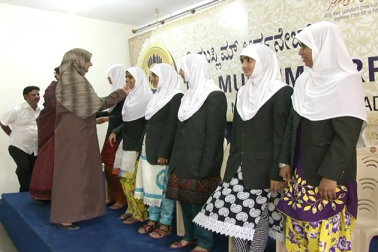یتیم اور بے سہارا بچوں کوبھی علم کی دولت مل جائے ، تومعاشرہ میں خوشنما تبدیلی دیکھنےکومل سکتی ہے۔ بنگلورو کے یتیم خانہ اہل اسلام کی ایک طالبہ نے پی یوسی دوئم کےسائنس شعبہ میں امتیازی مقام حاصل کیا ہے۔ یتیم اور بے سہارا بچوں کوبھی علم کی دولت مل جائے ، تومعاشرہ میں خوشنما تبدیلی دیکھنےکومل سکتی ہے۔ بنگلورو کے یتیم خانہ اہل اسلام کی ایک طالبہ نے پی یوسی دوئم کےسائنس شعبہ میں امتیازی مقام حاصل کیا ہے۔