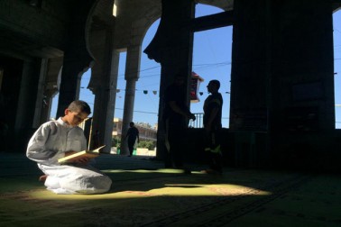 غزہ میں رمضان مہینہ کے دوسرے جمعہ کو ایک مسجد میں ایک فلسطینی بچہ قرآن کی تلاوت کرتا ہوا۔ رائٹرز۔ غزہ میں رمضان مہینہ کے دوسرے جمعہ کو ایک مسجد میں ایک فلسطینی بچہ قرآن کی تلاوت کرتا ہوا۔ رائٹرز۔