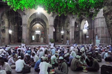 ماہ رمضان میں گجرات سمیت ملک بھر کی مساجد میں رونقیں بڑھ گئی ہیں ۔ فرزندان توحید جہاں عبادات میں مشغول ہیں ، وہیں تاریخی مقامات پر افطار کے وقت خاص طور پر کثیر تعداد میں لوگ موجود رہتے ہیں اور ایک ساتھ بیٹھ کر افطار کرتے ہیں ۔ ماہ رمضان میں گجرات سمیت ملک بھر کی مساجد میں رونقیں بڑھ گئی ہیں ۔ فرزندان توحید جہاں عبادات میں مشغول ہیں ، وہیں تاریخی مقامات پر افطار کے وقت خاص طور پر کثیر تعداد میں لوگ موجود رہتے ہیں اور ایک ساتھ بیٹھ کر افطار کرتے ہیں ۔
