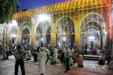 گجرات کے احمدآباد میں واقع تاریخی مسجد سدی سید نی جلی کو بھی کافی خوبصورتی کے ساتھ سجایا گیا ہے۔ گجرات کے احمدآباد میں واقع تاریخی مسجد سدی سید نی جلی کو بھی کافی خوبصورتی کے ساتھ سجایا گیا ہے۔
