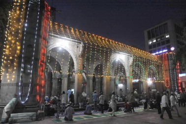 اس مسجد میں ہر روز کثیر تعداد میں مسلمان افطار کرنے کیلئے پہنچتے ہیں ۔ افطار کا منظر قابل دید ہوتا ہے ۔ اس مسجد میں ہر روز کثیر تعداد میں مسلمان افطار کرنے کیلئے پہنچتے ہیں ۔ افطار کا منظر قابل دید ہوتا ہے ۔