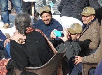 راہل گاندھی کو اس انداز میں آپ نے شاید ہی دیکھا ہوگا۔ راہل امبیکا سونی کی تصویر اپنے موبائل میں قید کر رہے ہیں۔ راہل گاندھی کو اس انداز میں آپ نے شاید ہی دیکھا ہوگا۔ راہل امبیکا سونی کی تصویر اپنے موبائل میں قید کر رہے ہیں۔