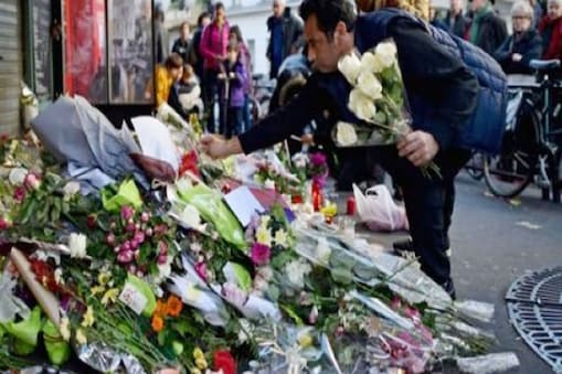نیو یارک : پیرس دہشت گردانہ حملے میں مارے گئے ایک شخص کے والد نے ٹویٹر، گوگل اور فیس بک کے خلاف عدالت میں مقدمہ دائر کیا ہے۔